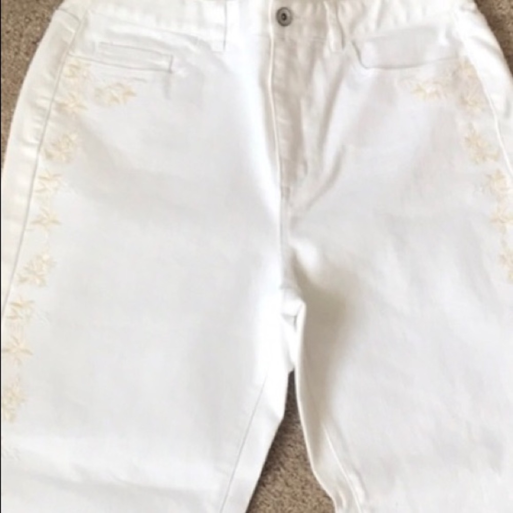 Embroidered capri